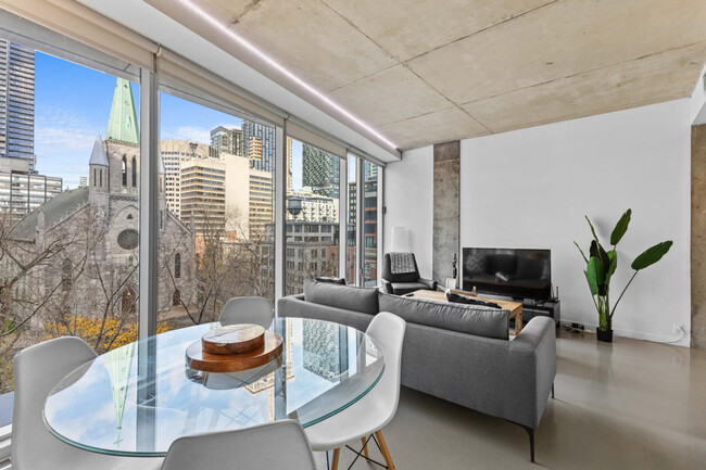 Photo du bâtiment - 456 Rue De la Gauchetière O