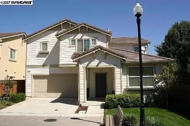 Front - 6186 Winterberry Com
