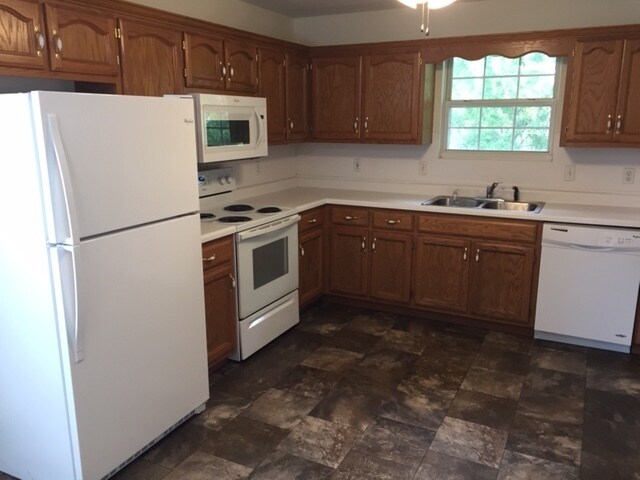 Building Photo - AVAILABLE NOW!! 3 BEDROOM DUPLEX!
