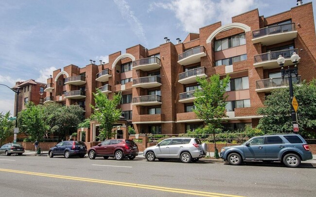 Building Photo - Glorious Condo in Glover Park!