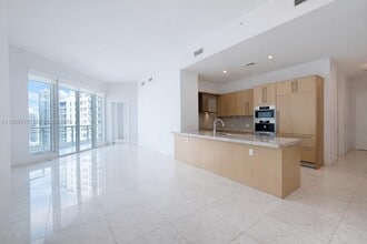 Building Photo - 900 Brickell Key Blvd