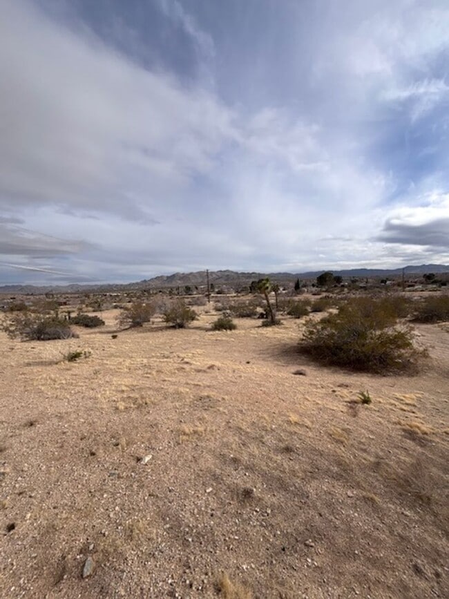 Building Photo - Spacious 3 Bedroom, 2 Bath Home with Large Lot & 3-Car Garage – Prime Location!