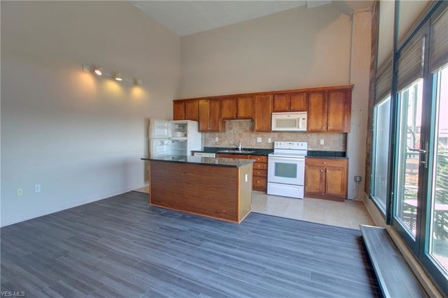 Building Photo - 401 W Shoreline Dr