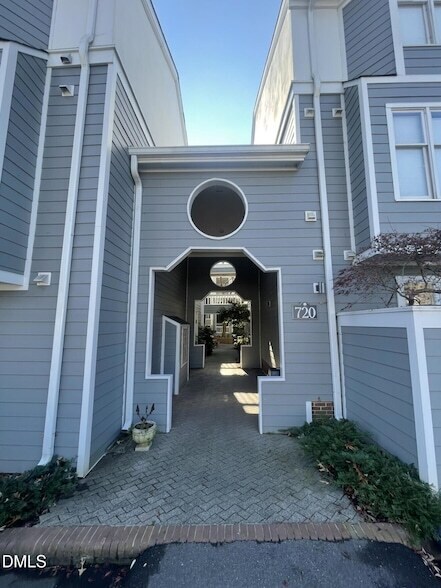 Foto del edificio - 720 Bishops Park Dr