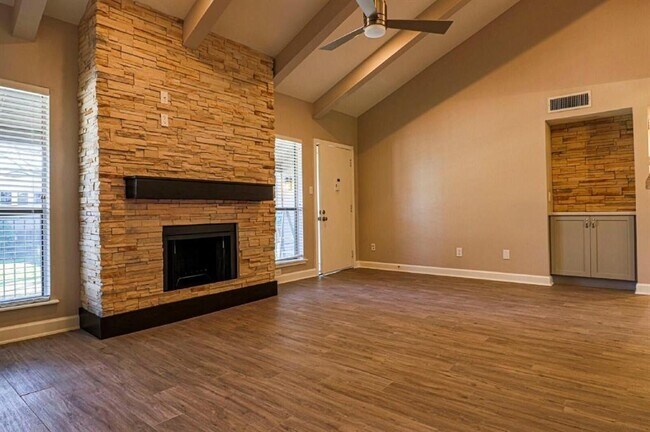 Building Photo - 1100 Augusta Dr