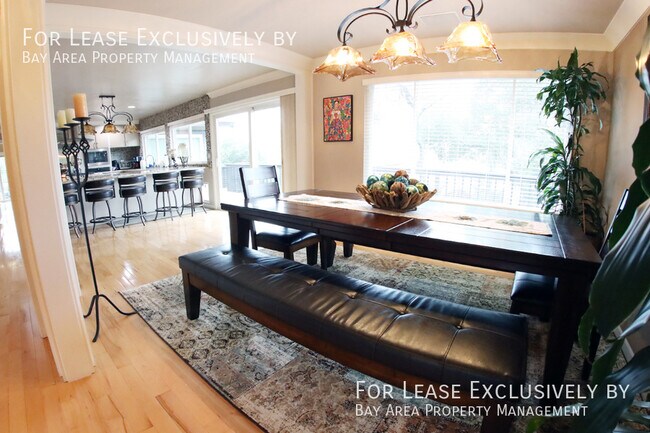 Building Photo - Gorgeous 3BR/3BA house (3177 sqft) with po...