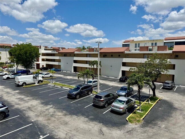 Building Photo - 8810 Fontainebleau Blvd