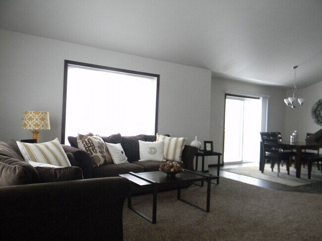 Building Photo - 521 E Foxtail Dr