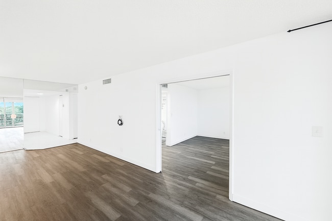 Foto del edificio - 4030 W Palm Aire Dr