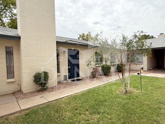 Building Photo - 1028 W Malibu Dr