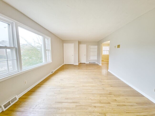 Building Photo - 3427 Westbury Rd, Shaker Heights, OH 44120