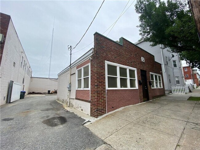 Building Photo - 661 Douglas  Ave