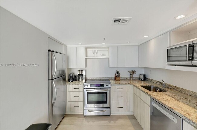 Foto del edificio - 2457 Collins Ave