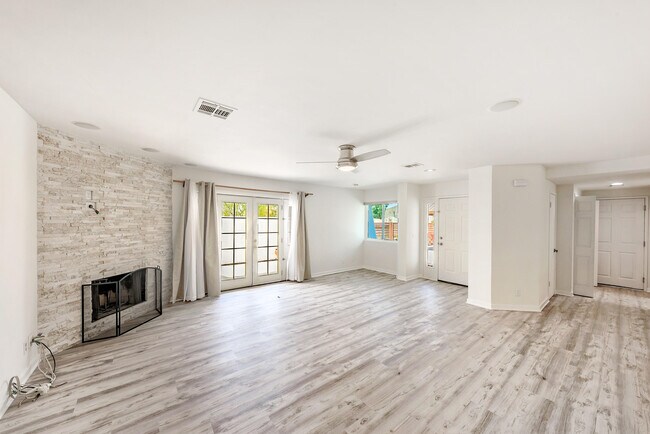 Foto del edificio - 54255 Eisenhower Dr