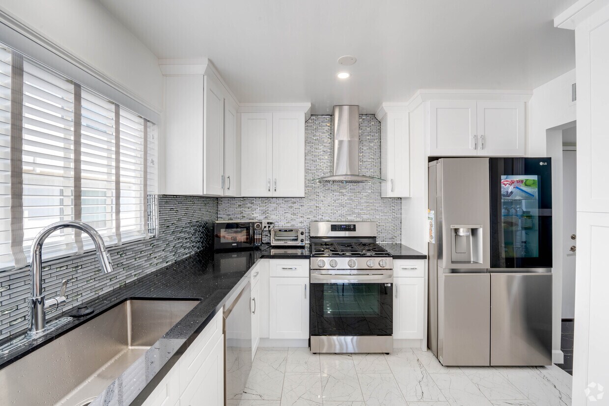 2BR, 2BA - 1800 N Gramercy Pl