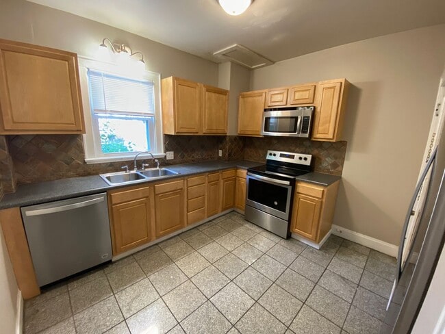 Building Photo - 2084 Waldeck Ave