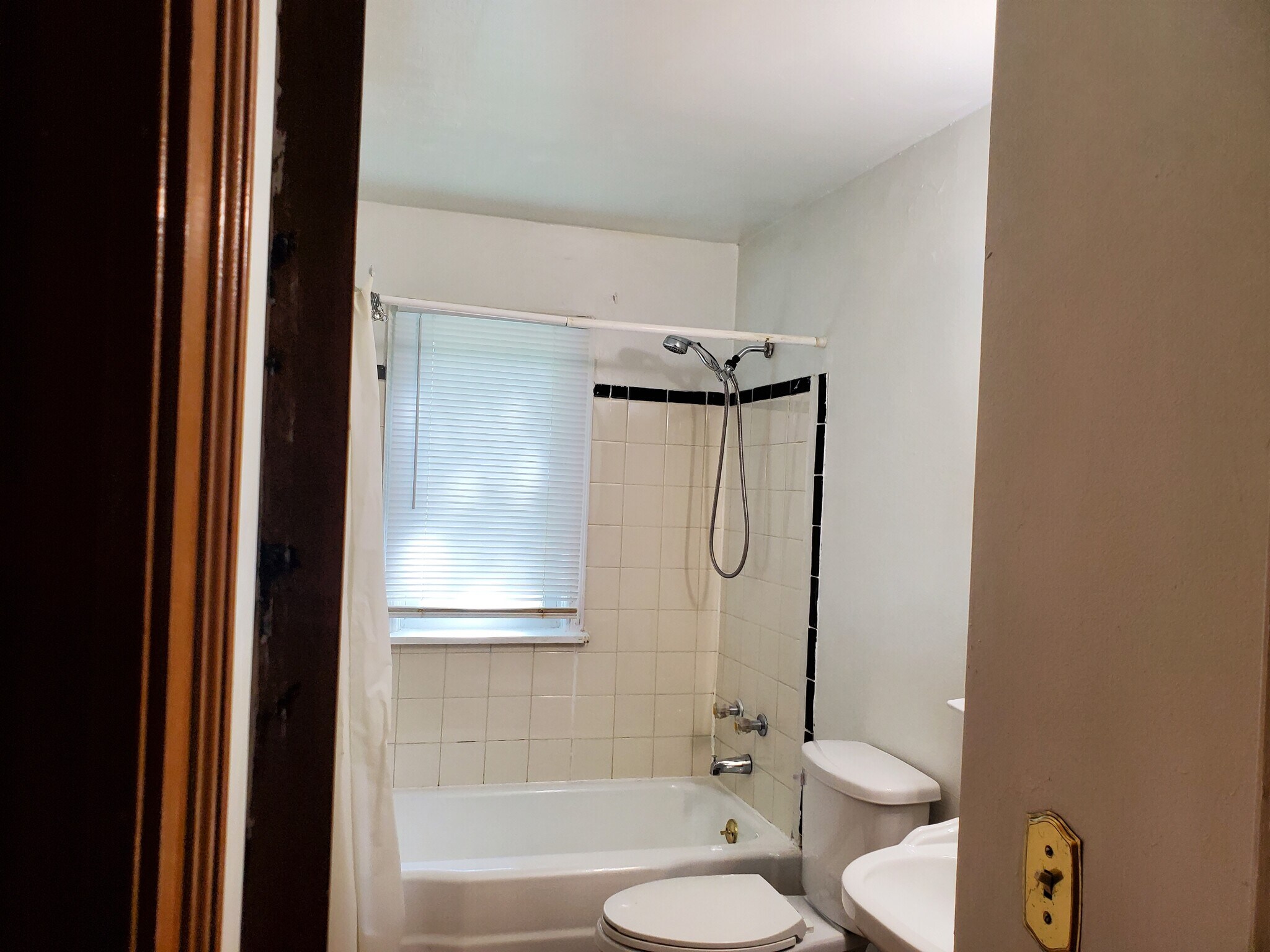 3909 Warrensville Center Rd Warrensville Heights, OH 44122 – photo 4