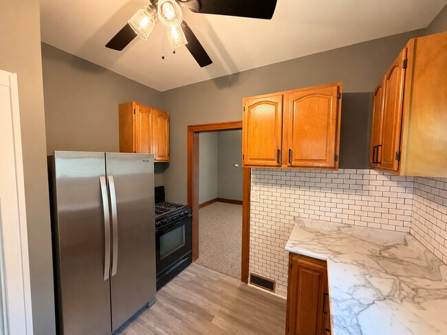 Foto del edificio - Spacious 2-Bedroom with 2 Car Garage in Rock Island!