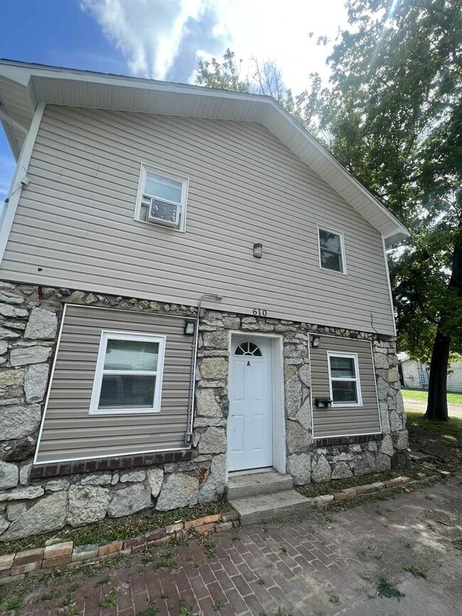 Building Photo - 610 W 9th St