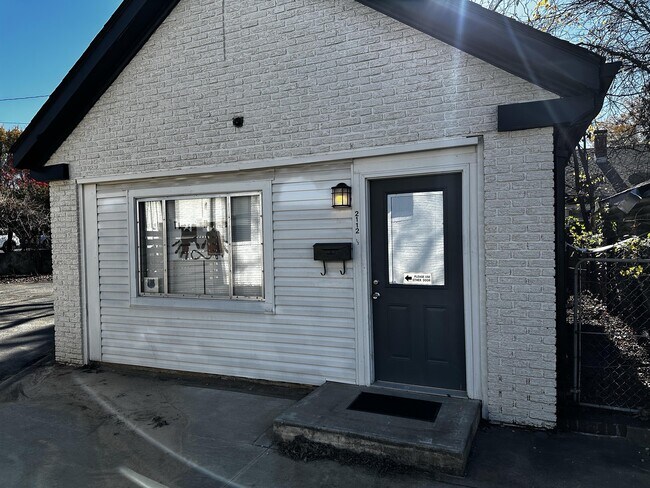 Building Photo - 2112 E 15th St