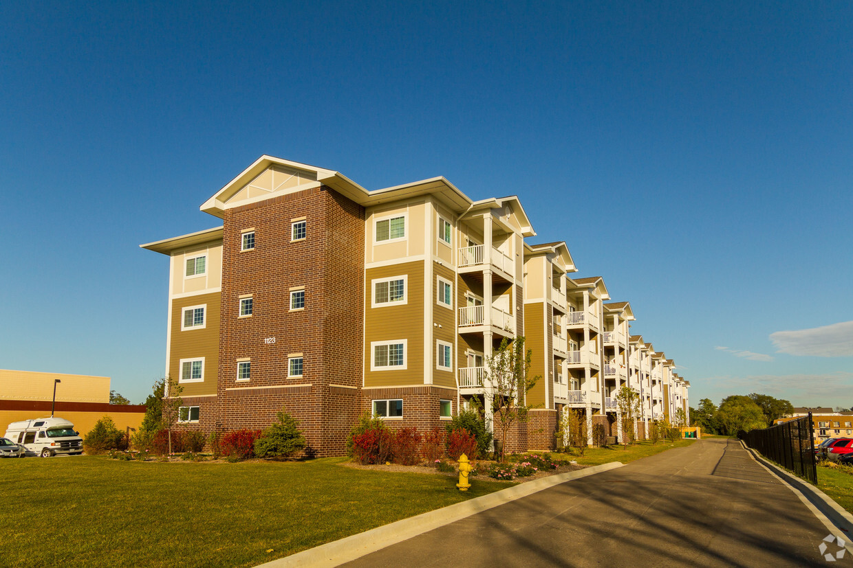 Thomas Place at Glendale Heights Apartments Glendale Heights, IL