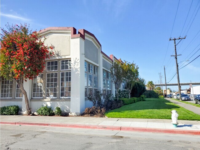 Primary photo - 1050-1066 47th Ave