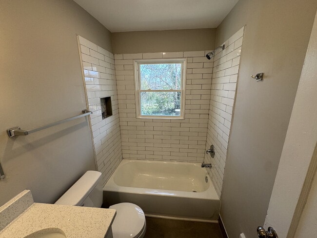 Building Photo - Cozy 1 Bedroom Apartment in the Heart of W. GVL. Steps from Unity Park and Pendleton St.