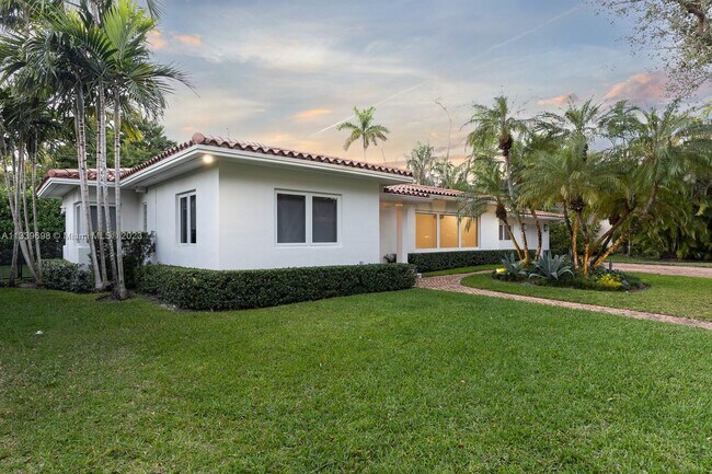 Building Photo - 6000 San Vicente St