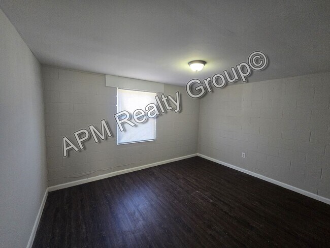 Foto del edificio - Updated two bedroom - Harden St.