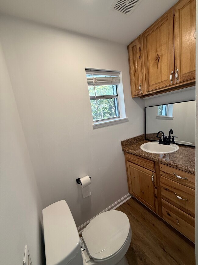 Baño / ducha a ras de suelo / lavabo individual - 235 Waterside Ln