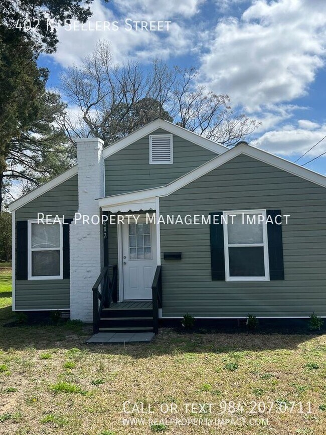 Building Photo - Renovated Charming 2 Bedroom 1 Bath Bungal...