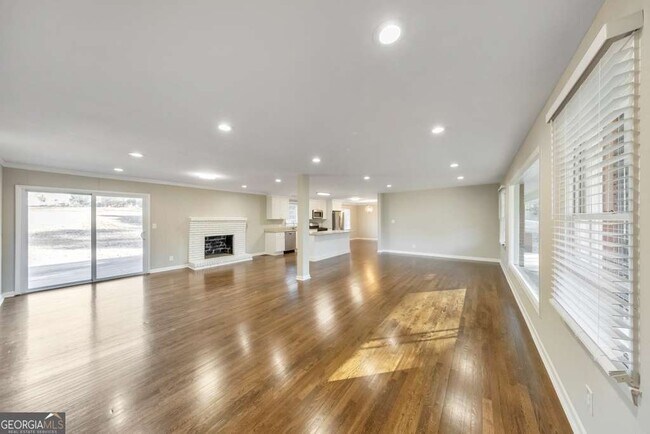 Foto del edificio - 909 Rosedale Dr