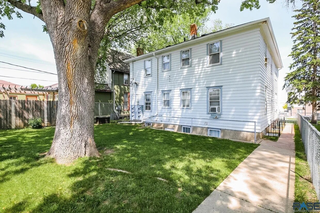 Building Photo - 213 S Spring Ave