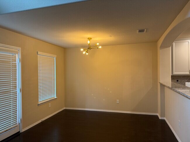 Comedor - 333 Phoebe Dr