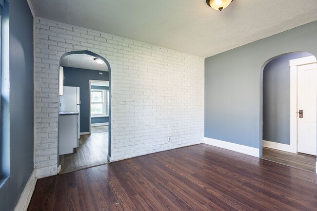 Building Photo - Renovated 2 bedroom/1 bathroom House in Co...