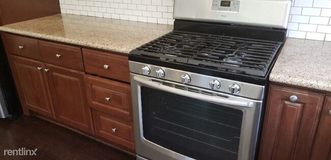 Building Photo - 3 br, 2.5 bath Townhome - 6150 Aldama St