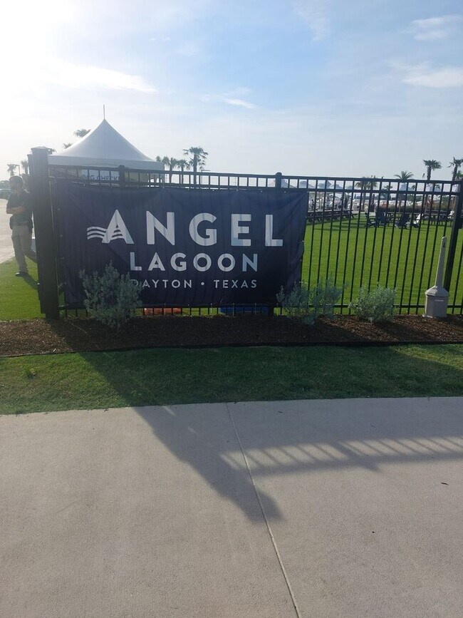 Foto del edificio - Newly constructed 3BR House beside Angel L...