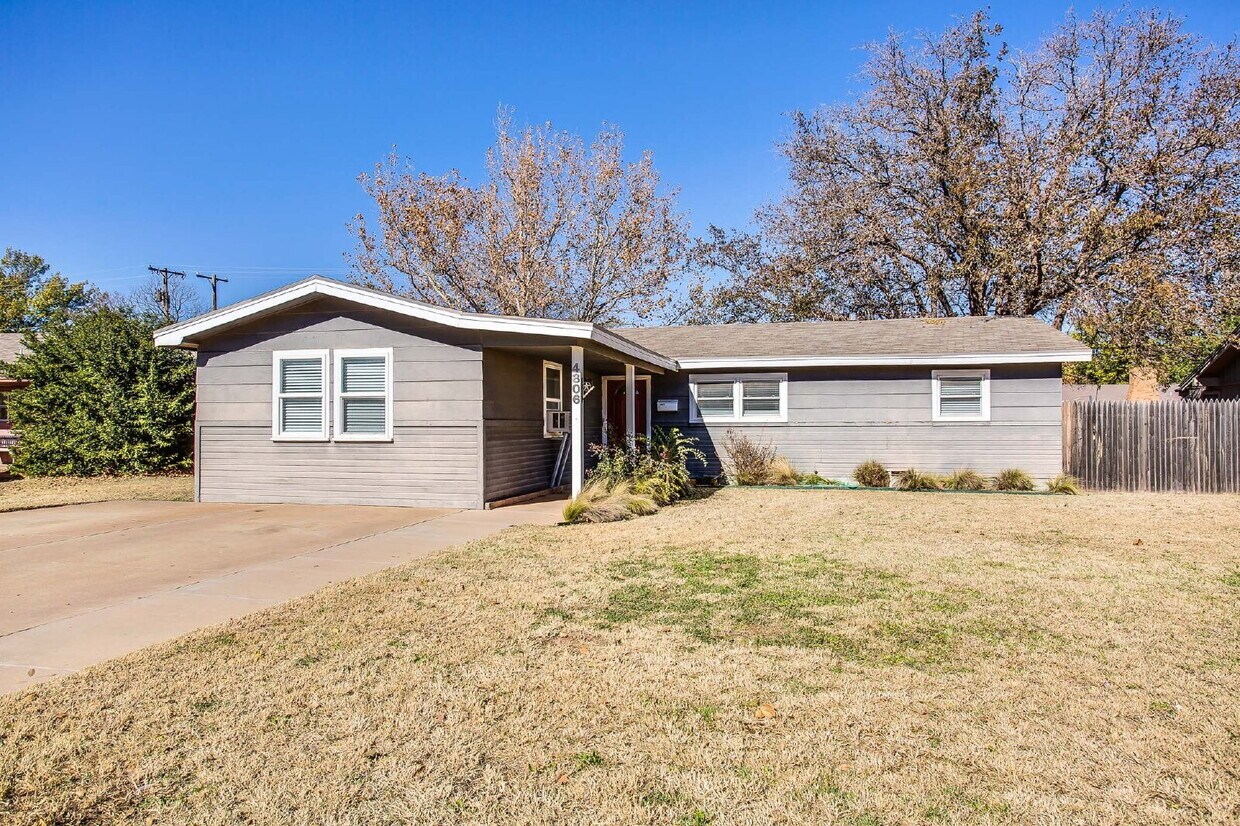 Primary Photo - Beautiful, Spacious 4 Bedroom Close to Tex...