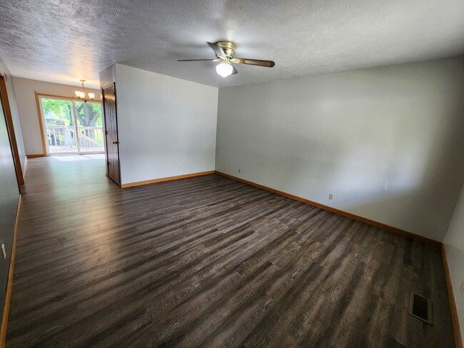 Building Photo - 3 Bedroom in Mackinaw!