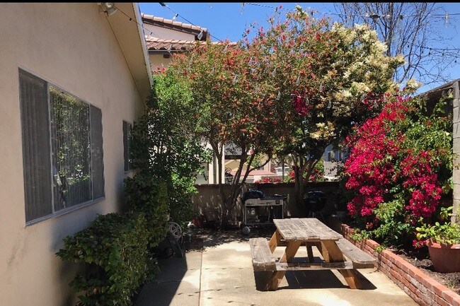 Foto del edificio - 204 S Irena Ave