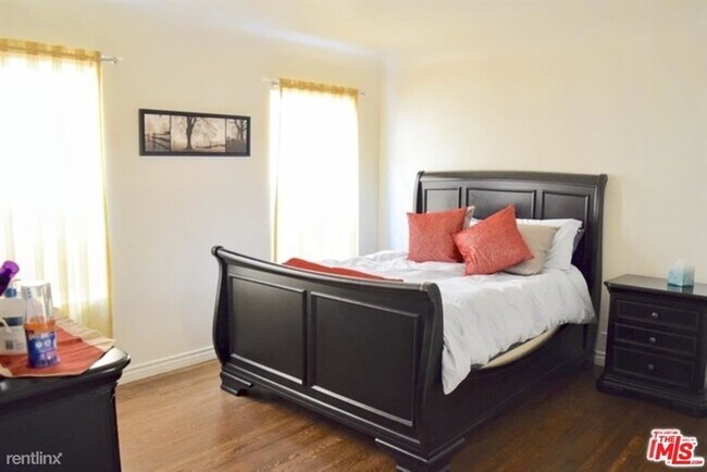 Building Photo - 3 br, 3 bath House - 556 N Flores St # 4