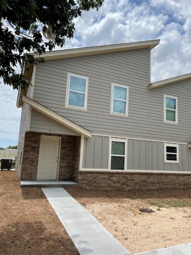 Building Photo - 3 bed 2 bath town home in Putnam City Scho...