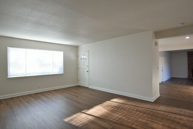 Building Photo - Must see 3 Bedroom 2 Bath Home in Desirable Cambrian Neighborhood