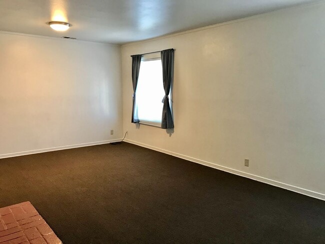 Building Photo - Spacious Ranch Style 3 bedroom available now