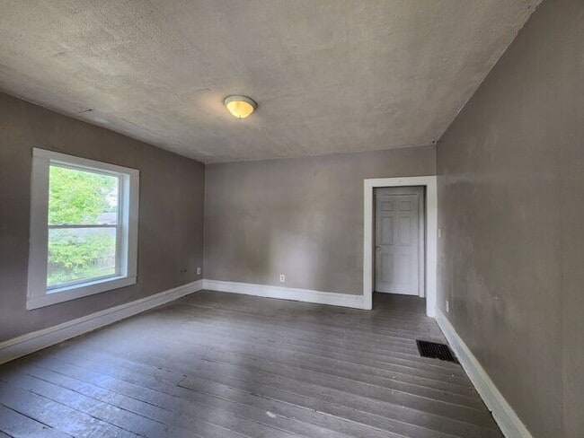 Building Photo - Cozy 2 B 2 BA Duplex - Now $200 Lower in Price !