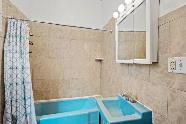 Foto del edificio - SLASHED PRICE! HUGE 4 BEDROOM, 2 BATH HOME...