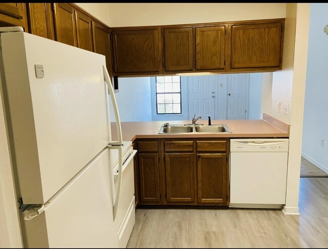 Building Photo - 8 Viking Dr NW