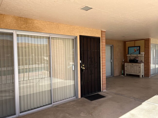 Building Photo - 2 Bedroom - 1Bath Condo