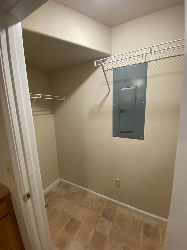 Building Photo - BEAUTIFUL 1 bedroom 1 bath with balcony!