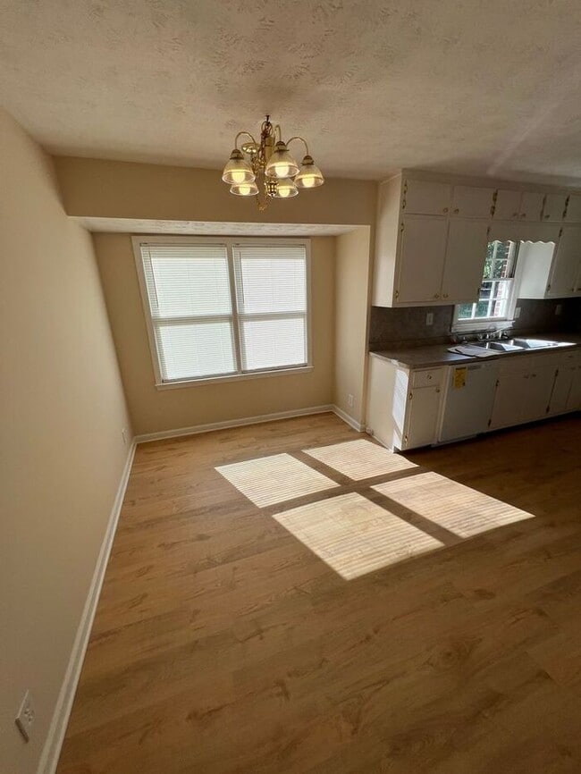 Foto del edificio - Charming 3 Bedroom, 2 Bath Split-Level Ran...